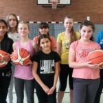 MädelsGO! übergibt Basketbälle am MartinBehaimGymnasium